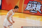 王哲林非打封闭出战！媒体人致歉：大王说是打球疼 不是打封闭疼